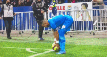 成都蓉城在中超和足协杯表现不佳，古尔芬克尔可能离队，周定洋面临续约问题，俱乐部需补强阵容。