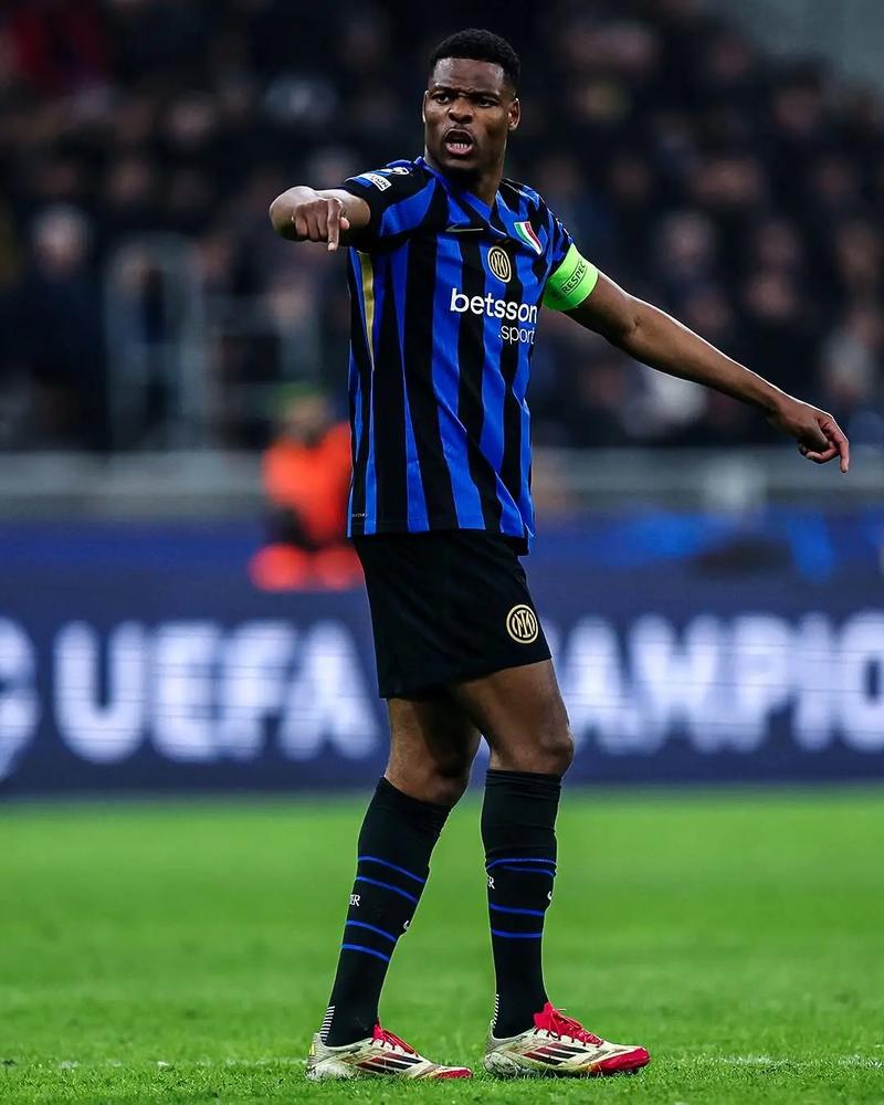 尤尔曼德：哈兰德是最好的前锋之一，但足球始终是团队运动