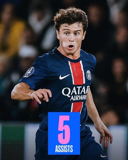 C罗被罚下后，爱尔兰一酒吧盛况：球迷鼓掌庆祝+击掌拥抱