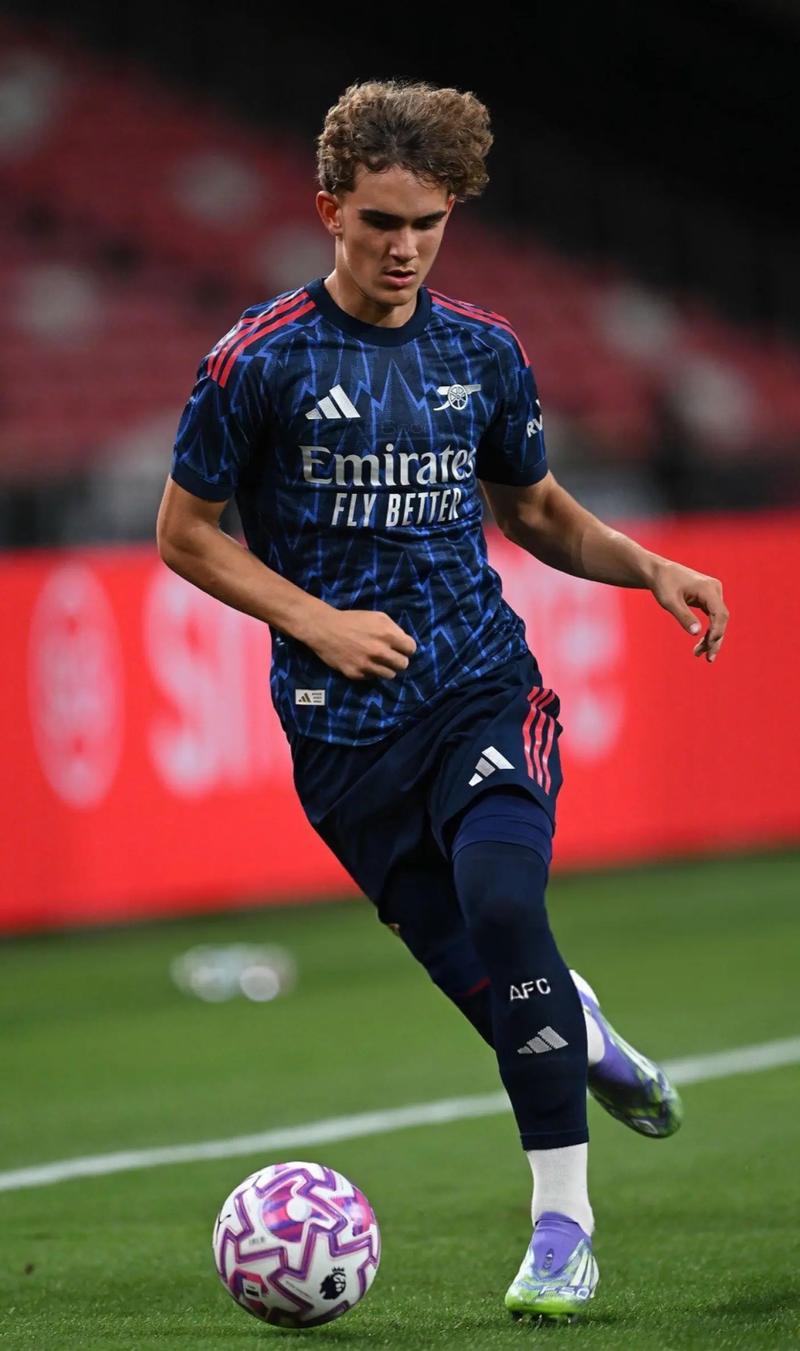 每体：拉菲尼亚没有经纪人也无意离开巴萨，他决心履行完合同（每体：拉菲尼亚无经纪人且无意转会，坚决在巴萨履行合同）