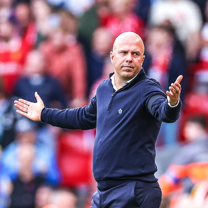 赛季首发阵容曝光 球迷热议（新赛季首发名单出炉 引发球迷热议）