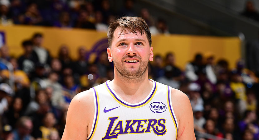 右脚踝囊受伤的基米希随德国队抵达卢森堡，走路仍有不便（基米希带伤随德国队抵达卢森堡，右踝囊受伤行走仍不便）