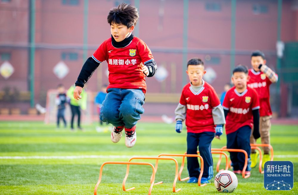 欧文突破造成杀伤球成功，全场尖叫（欧文强突打成2+1，全场沸腾）