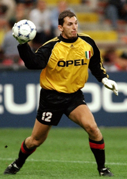 外媒：下赛季欧冠联赛阶段用球将采用白+薄荷绿+紫创新配色（曝欧冠下赛季比赛用球将启用白、薄荷绿与紫的全新配色）