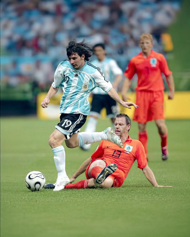 荷兰足协官方：小克鲁伊维特因伤缺战立陶宛，已经返回俱乐部（荷兰足协通报：小克鲁伊维特伤缺战立陶宛，已返回俱乐部）