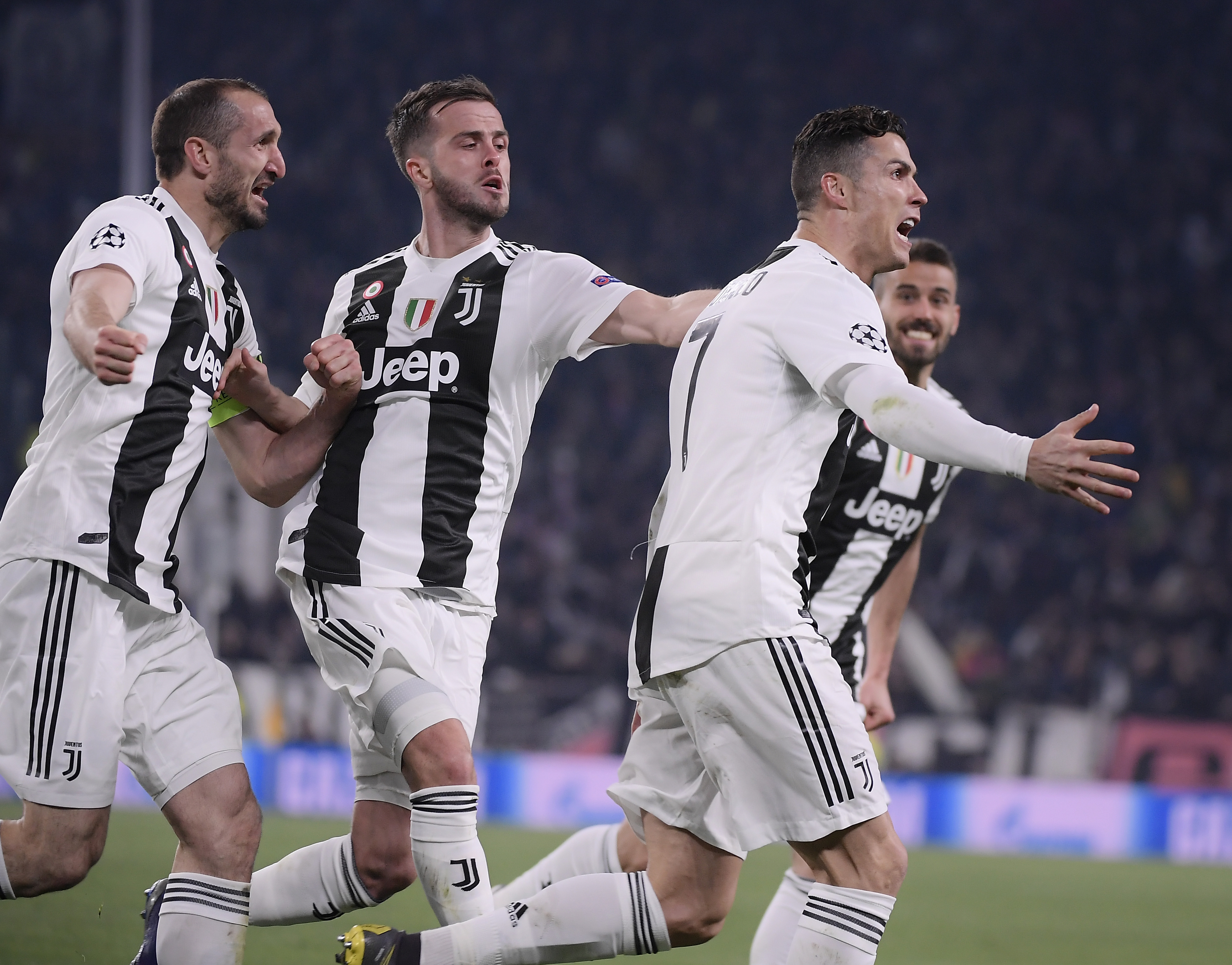 卡利亚里高空压制罗马防线屡失误，科内孤掌难鸣（卡利亚里空袭奏效，罗马后防频失误，科内难以回天）